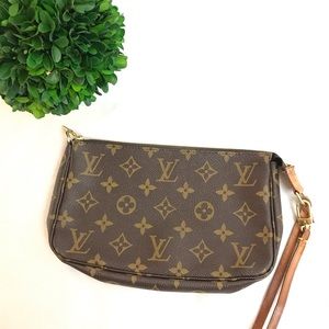 AUTHENTIC LOUIS VUITTON Monogram Pochette